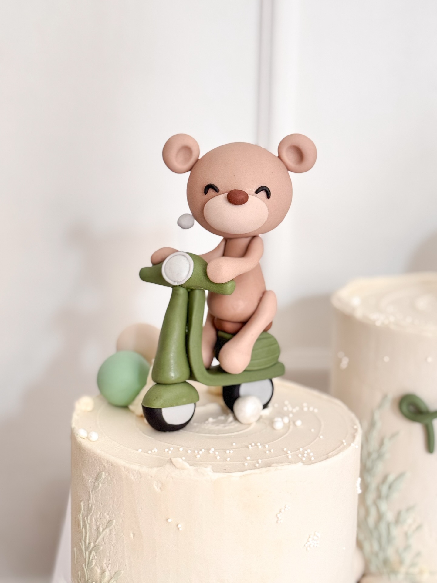 Orsetto su una Vespa in pasta di zucchero — Ciafa’s Cake